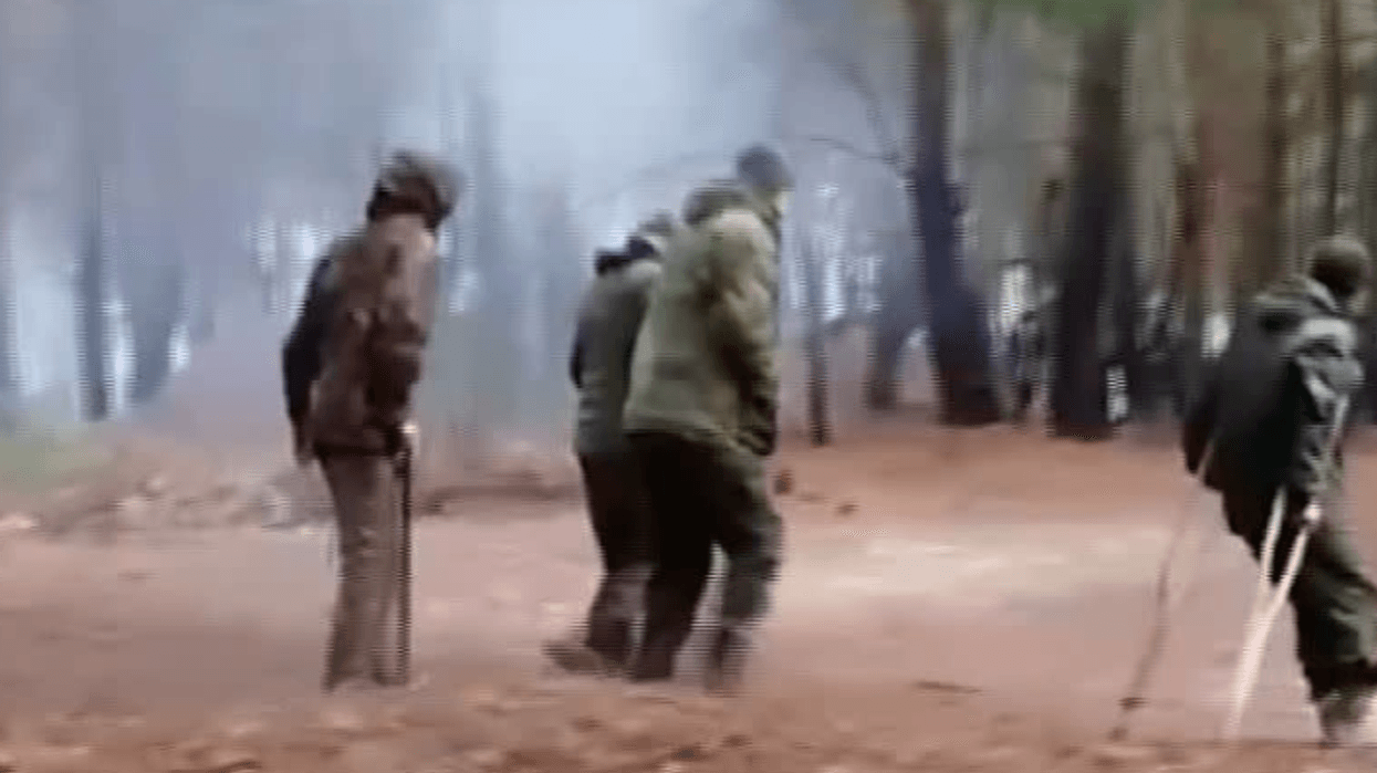 CNN: Rusia dërgon ushtarë të plagosur me paterica në frontin e luftës