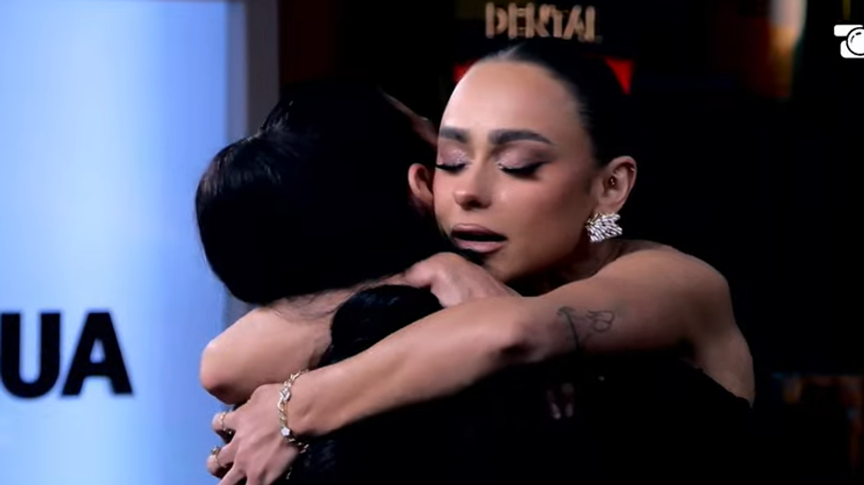 Egli surprizohet nga motra, pas një nate mes emocionesh dhe lotësh