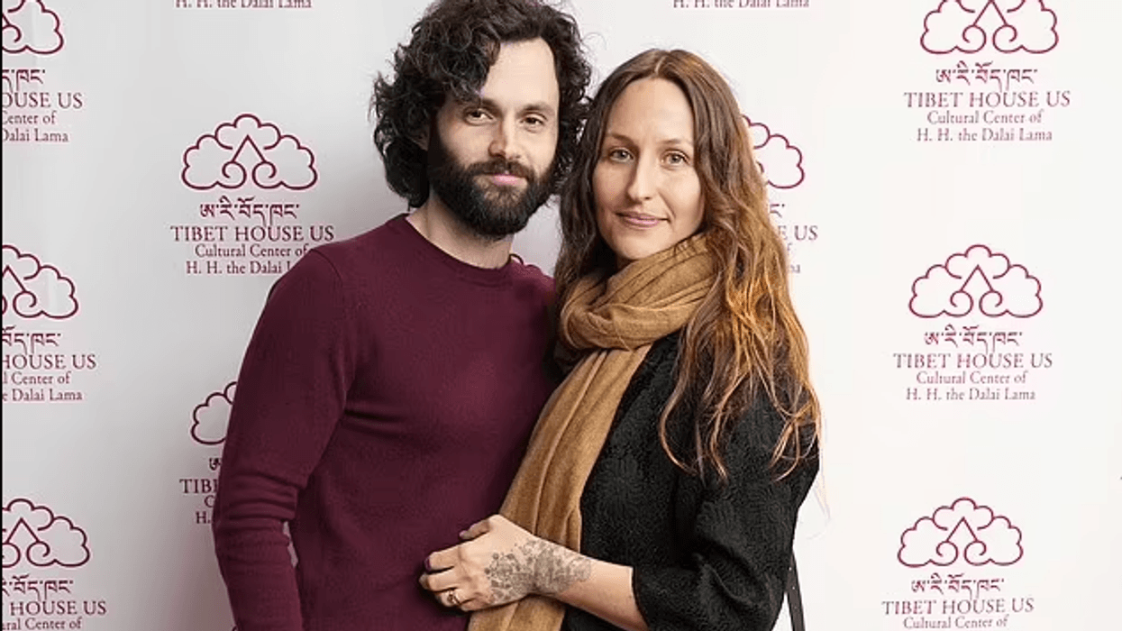 Ylli i "You" Penn Badgley dhe gruaja e tij Domino Kirke zbulojnë se janë në pritje të binjakëve