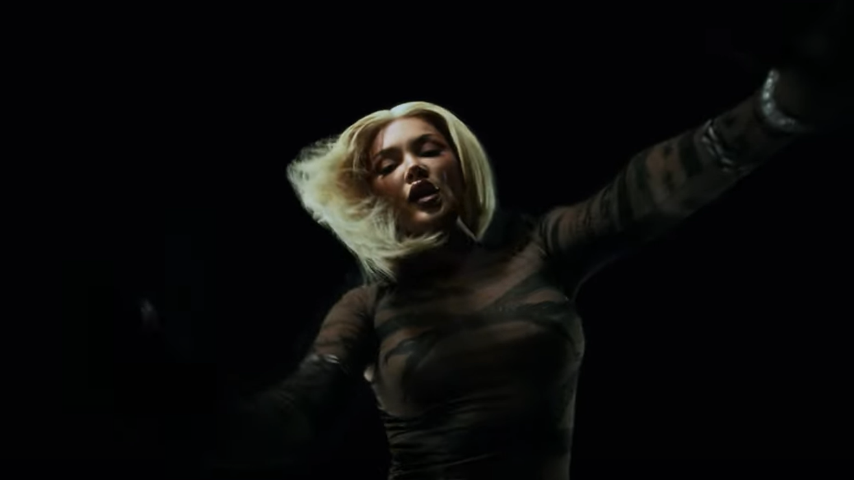 Era Istrefi publikon këngën e re "CARBON2000"