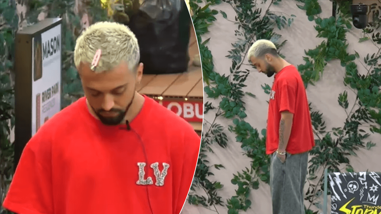 Gjesti qëndron i vetëm në oborr, përlotet teksa dëgjon muzikë