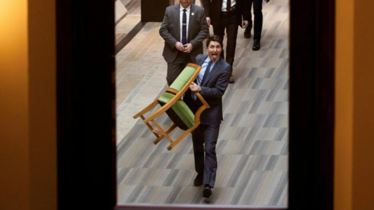 Trudeau largohet nga Parlamenti "me gjuhën jashtë dhe një karrige në dorë" – bien në sy komentet në mediat sociale