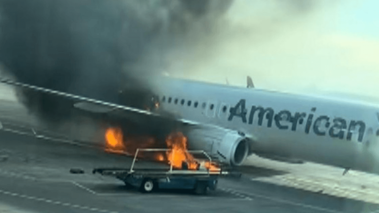 Merr flakë aeroplani i American Airlines, detyrohet të bëjë ulje emergjente - publikohen pamjet