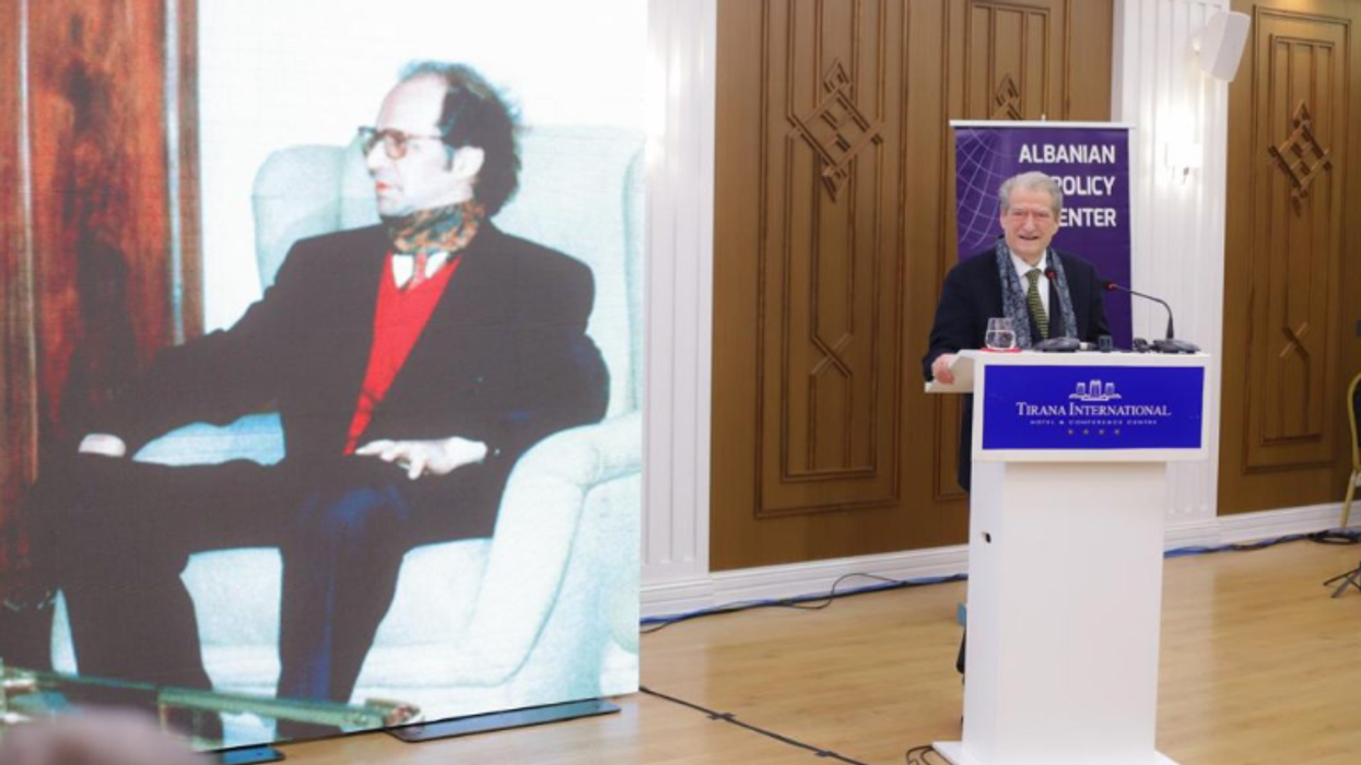 "Dhurata më prekëse e jetës sime", shalli i ish-presidentit Rugova i dhurohet Sali Berishës