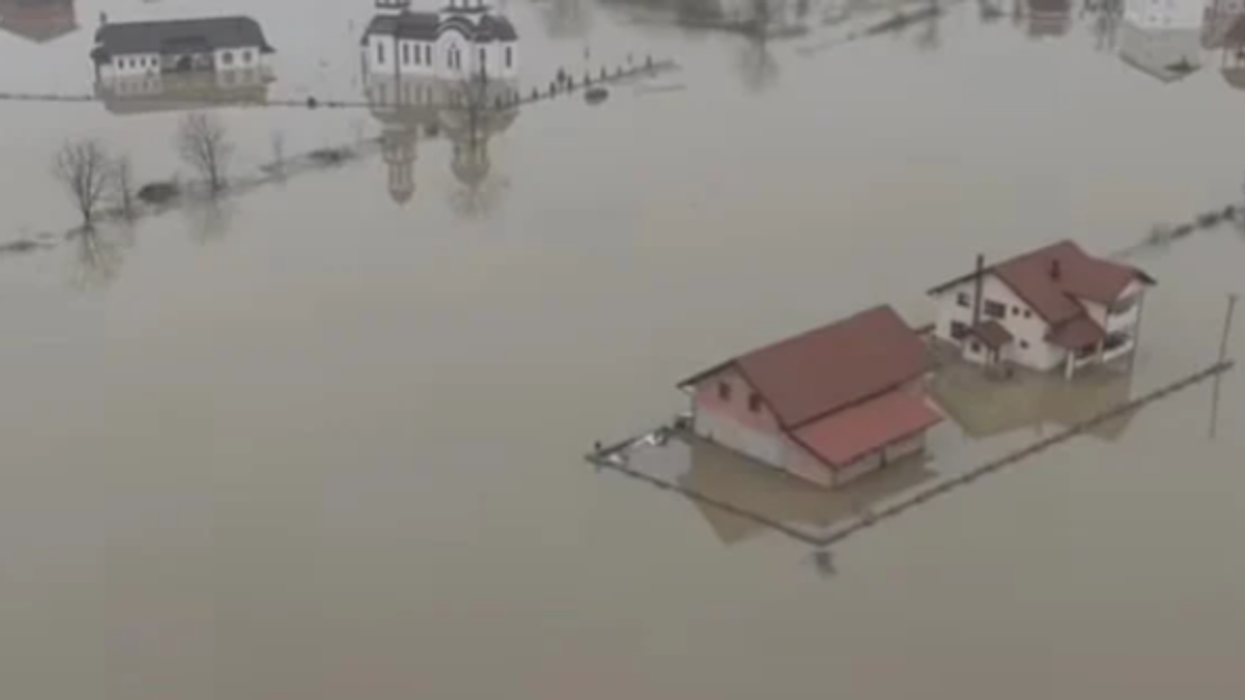 Përmbyten disa vendbanime, uji shkatërron shumë shtëpi - shiu nuk ka të ndalur në Bosnje