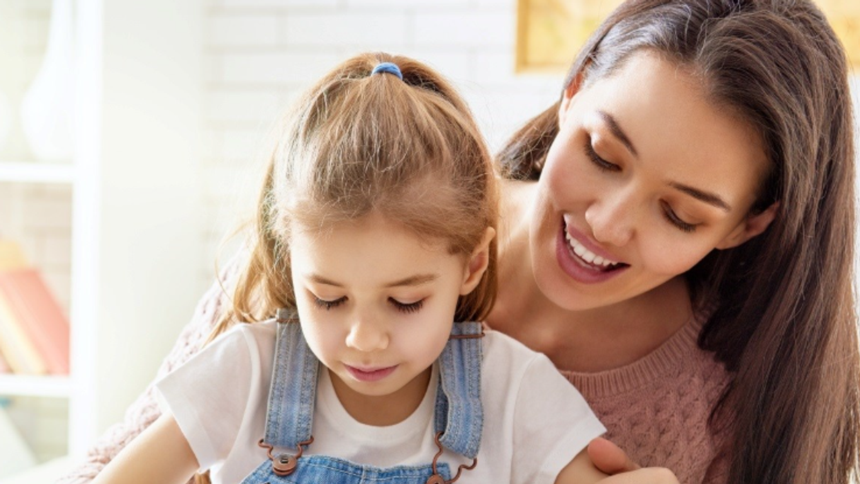 Si të ndërtoni vetëbesimin e fëmijës suaj pa lëvdata të tepërta