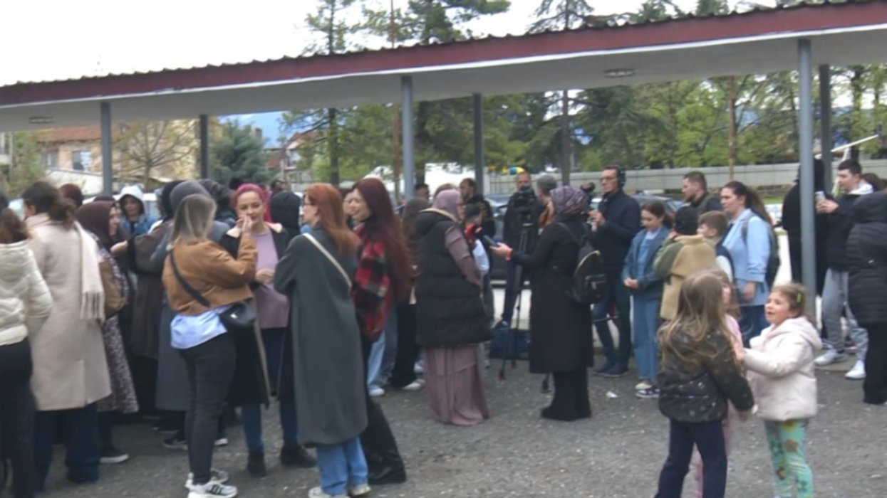 Minjtë në shkollën "Panajot Ginovski" në Butel, prindërit me protesta kërkojnë pastërti