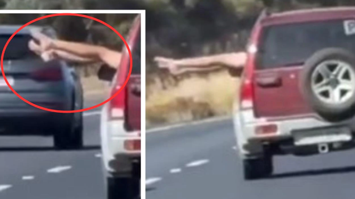 Pasagjeri var këmbët jashtë nga dritarja e veturës në autostradë - pamjet bëhen virale