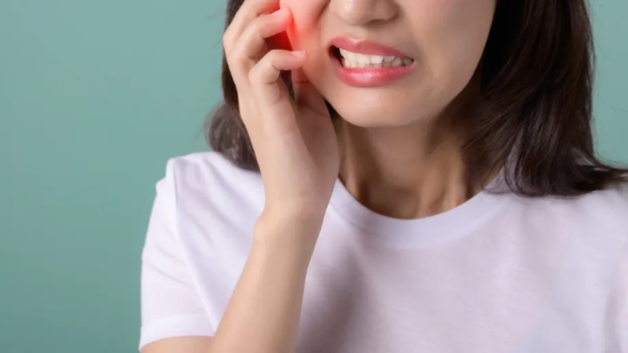 Si ta ndaloni dhimbjen e dhëmbit në kushte shtëpiake?