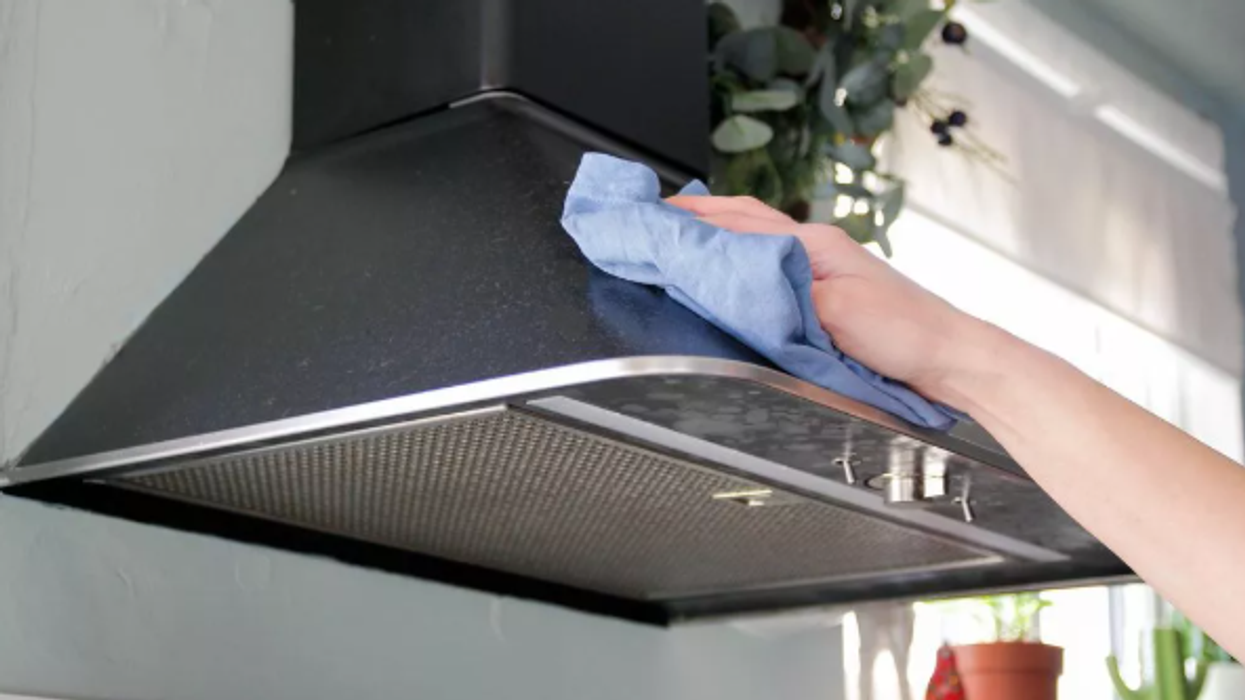 Si të pastroni aspiratorin e kuzhinës për të shmangur erërat dhe grumbullimin e yndyrës