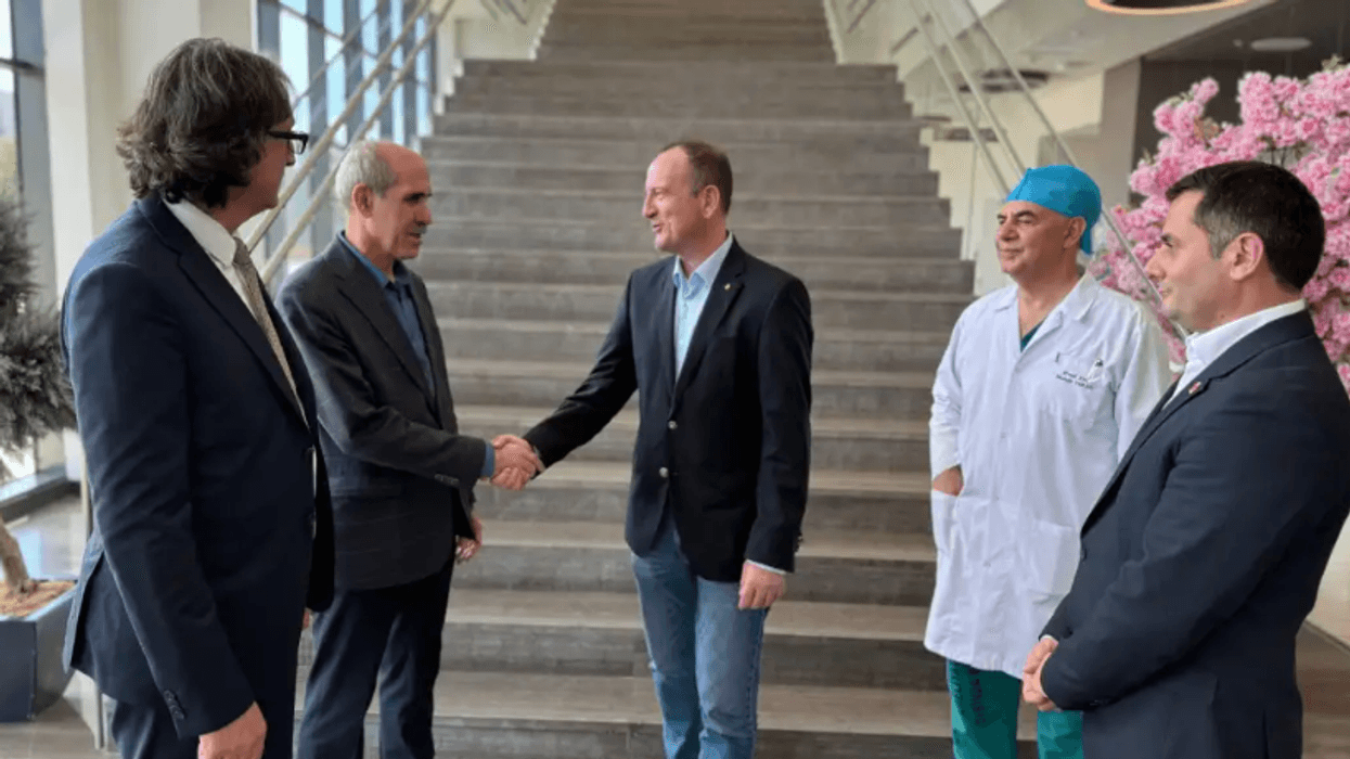 Taravari i vizitoi pacientët nga tragjedia e Koçanit të cilët trajtohen në Stamboll