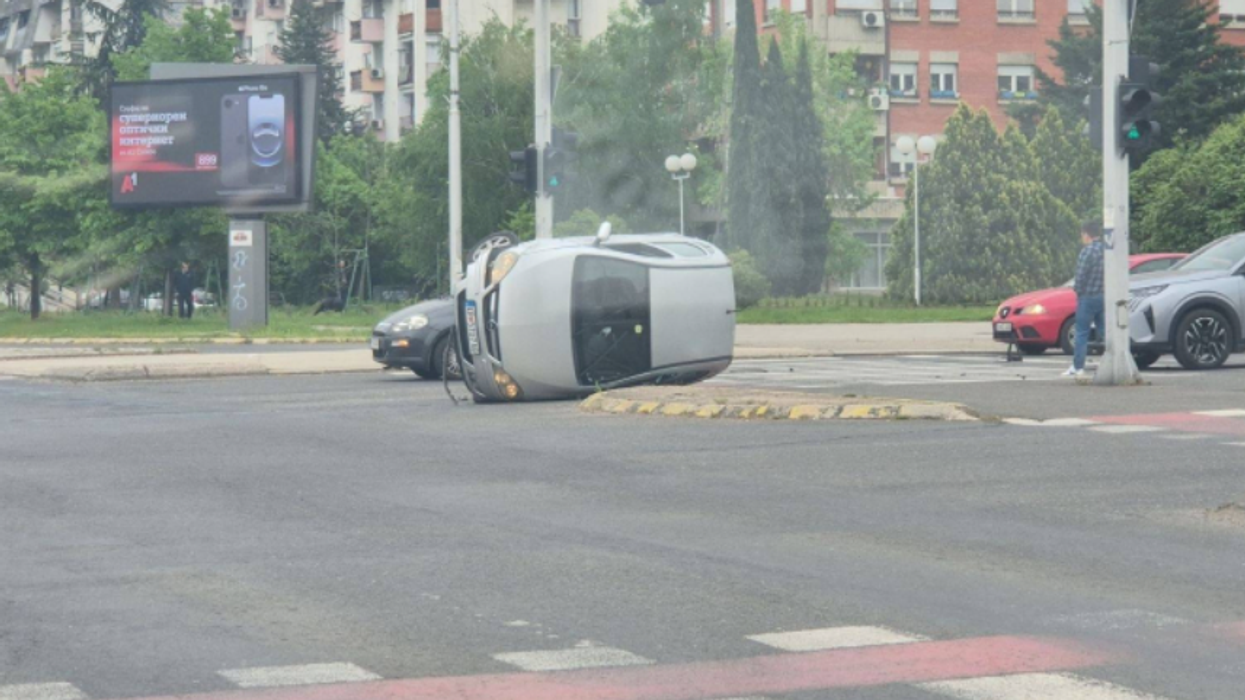 Aksident në Shkup, përmbyset një makinë