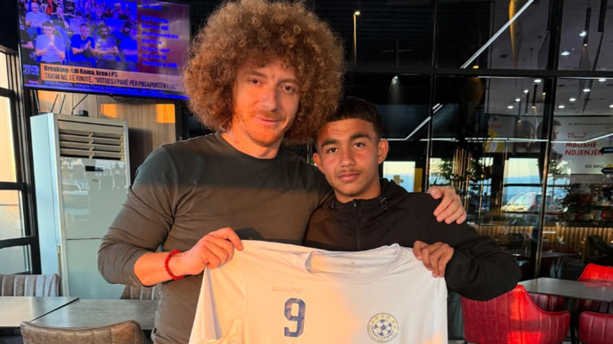 Artan Thaçi i dhuron Belgin Jasharit fanellën e veçantë - e cila i përkiste babait dhe aktorit të ndjerë, Cimës