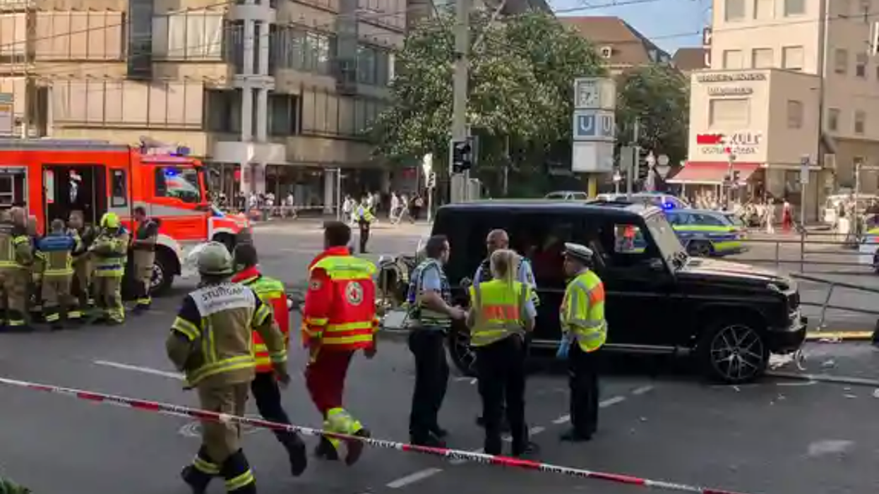 Policia gjermane: Tetë të lënduar pasi një veturë përplaset me turmën në Stuttgart