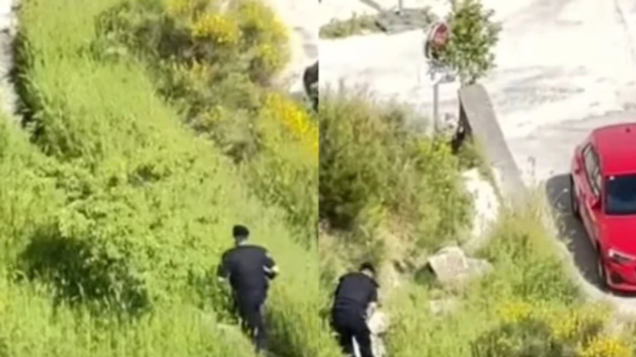 Video virale nga Spliti: Tifozi i arrestuar ikën me pranga, polici i lodhur nuk arrin ta kapë