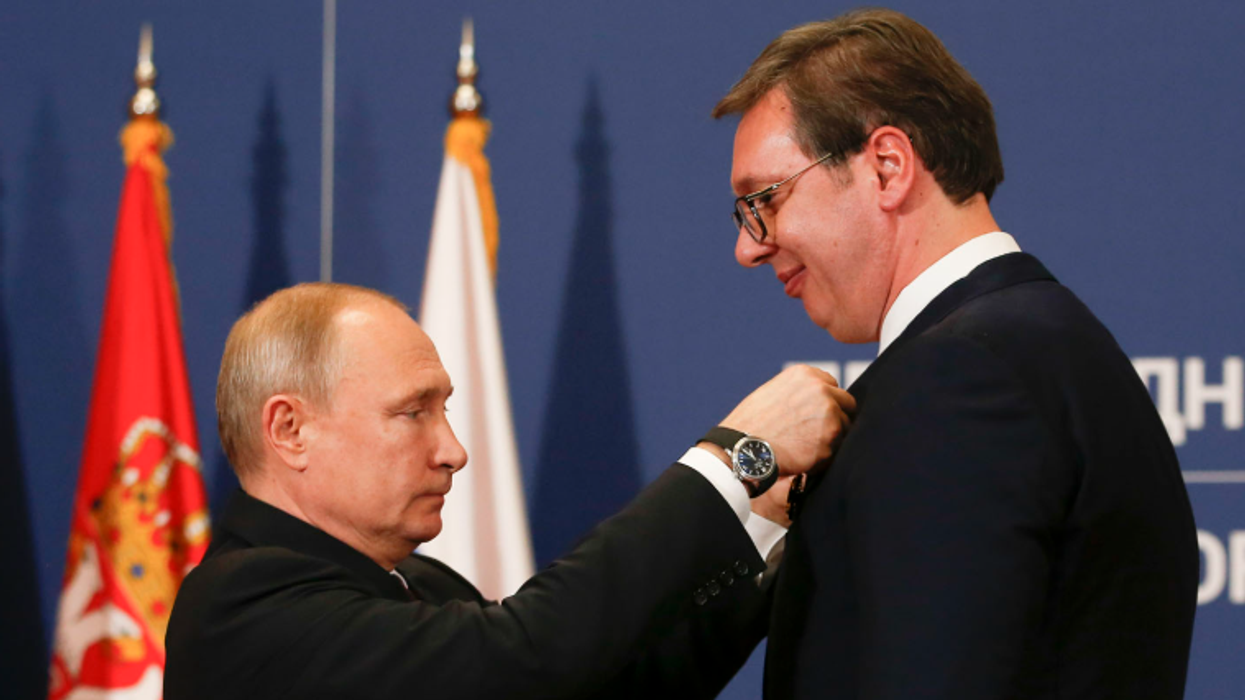 "E turpshme të shkosh në Moskë dhe të duartrokasësh Putinin", BE 'sulmon' Vuçiqin dhe Ficon