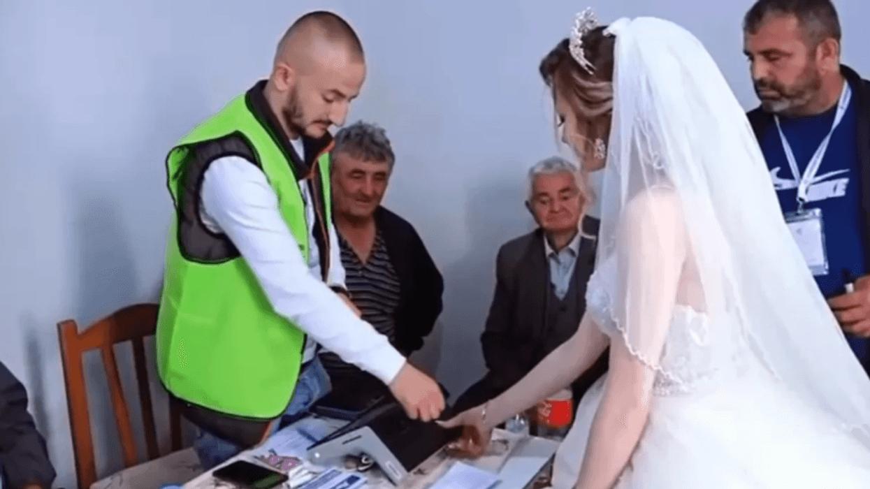 “Po”-ja për njëri-tjetrin dhe për Shqipërinë - nusja dhe dhëndri votojnë në ditën e tyre të dasmës