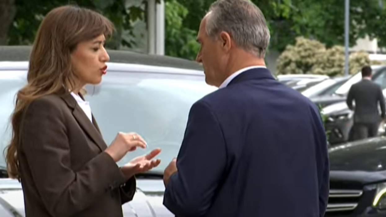 “Diskutuam për çështje familjare” - Nait Hasani flet pas bisedës me Albulena Haxhiun në oborrin e Kuvendit