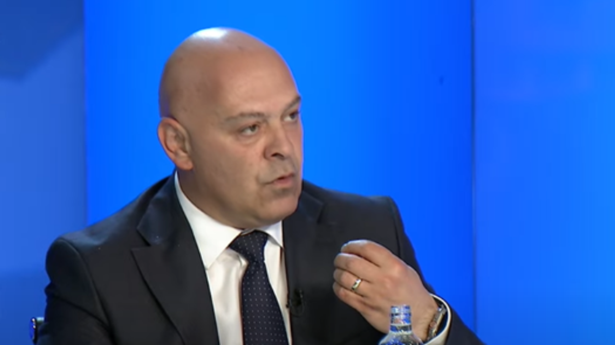 Gjini reagon pas arrestimit të katër zyrtarëve komunalë në Gjakovë: Prokuroria të sqarojë për çfarë po akuzohen