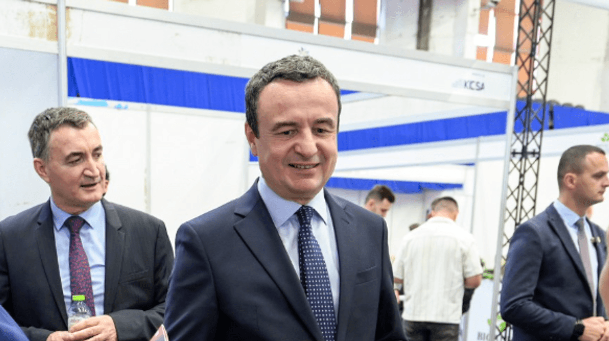 Kurti lavdëron Pecin në ditën e intervistimit nga Prokuroria për kontratën 60 milionëshe