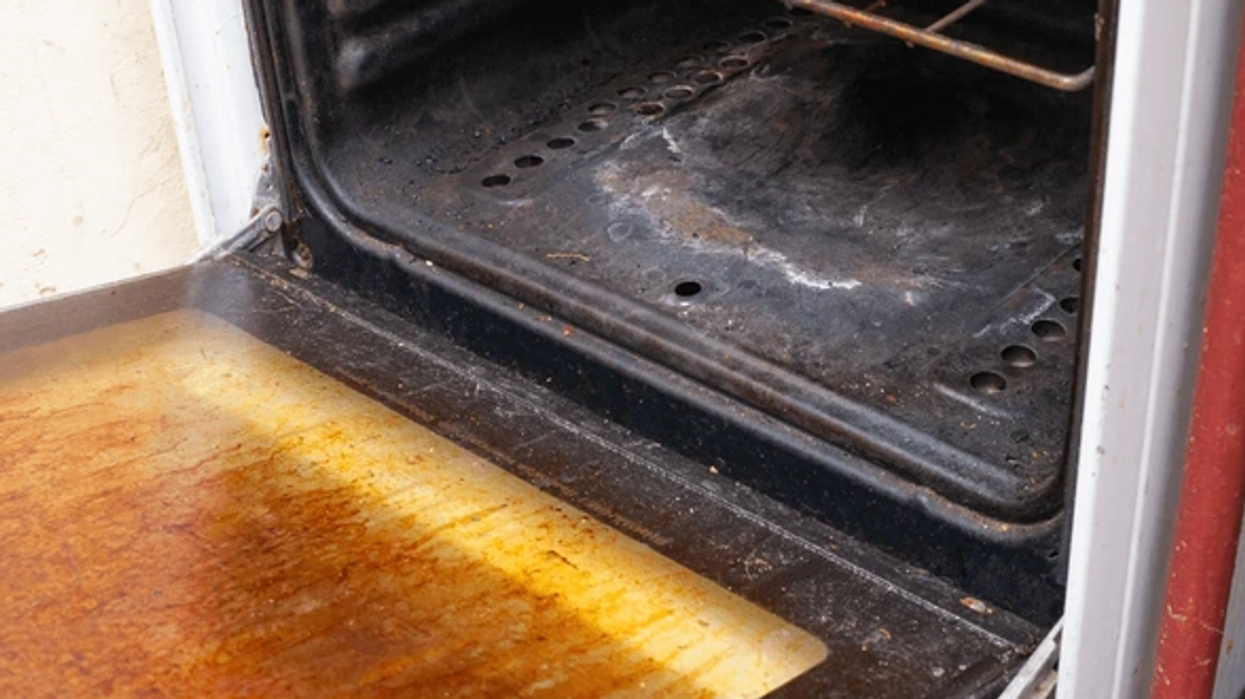 Sekreti i pastrimit pa lodhje, furra do të jetë pa yndyrë dhe e pastër me këtë truk