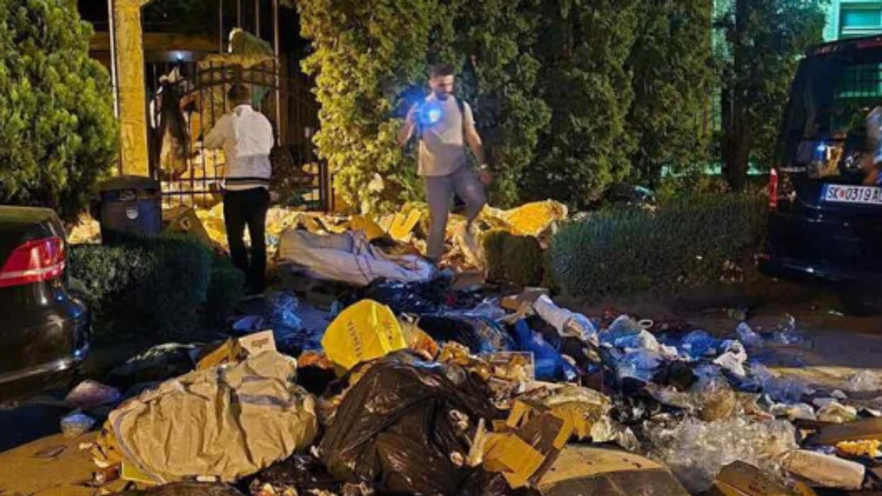 Vazhdon konflikti në mes Ganiut dhe Arsovskës, një kamion me mbeturina u la para Qytetit të Shkupit