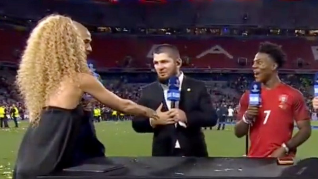 Khabib shkaktoi huti pas finales së Ligës së kampionëve - ai refuzoi t'i shtrëngonte dorën prezantueses së njohur