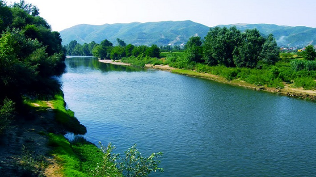 Elbasani, turistët e huaj rafting në lumin Shkumbin