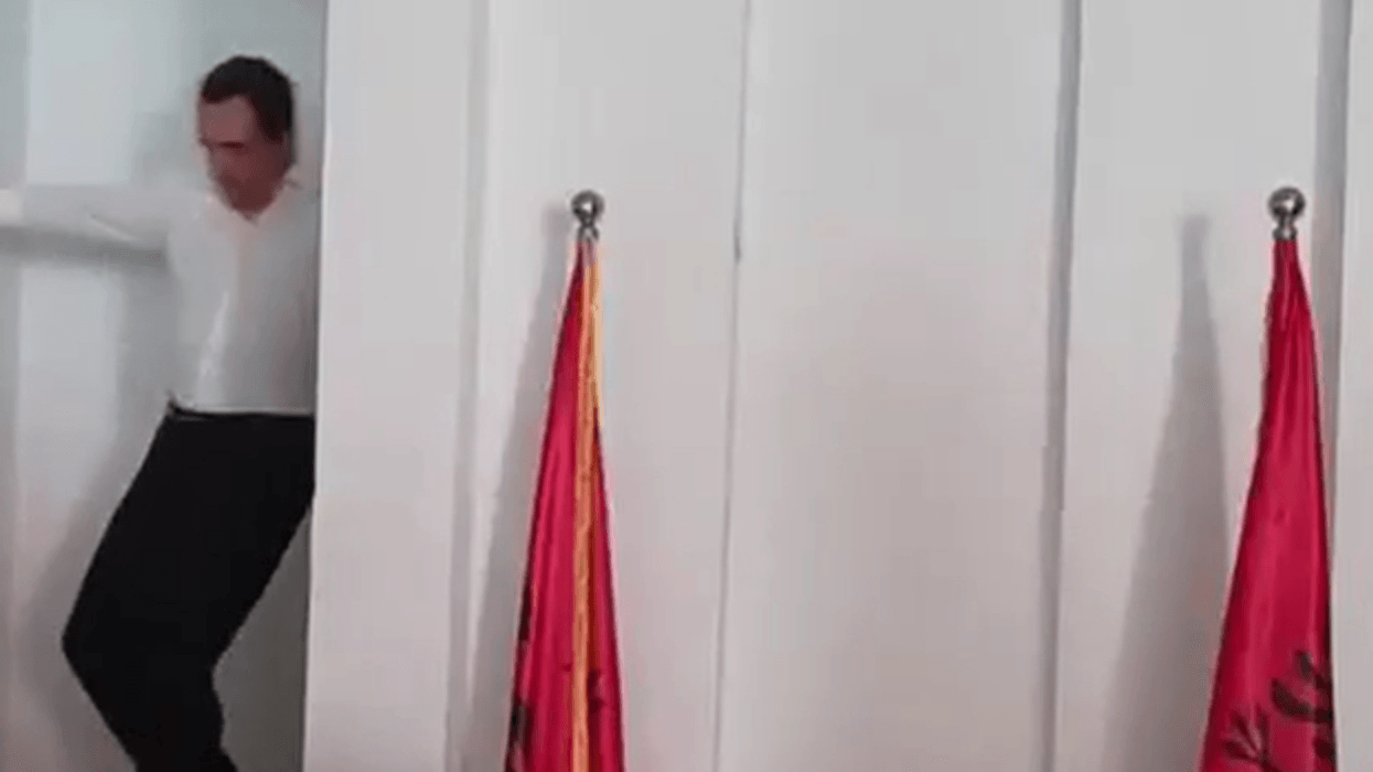 Kurti rrëshqet në shkallë gjatë një vizite në Gjilan