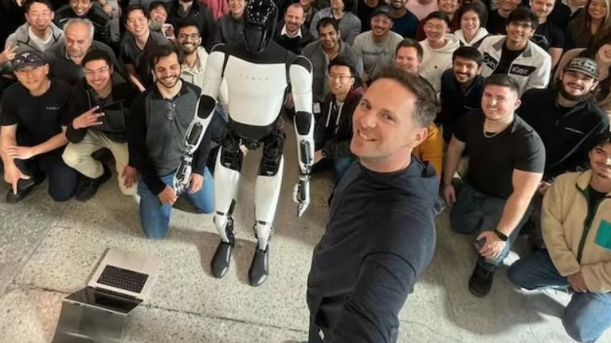 Kreu i programit të robotëve të Tesla-s po largohet nga kompania