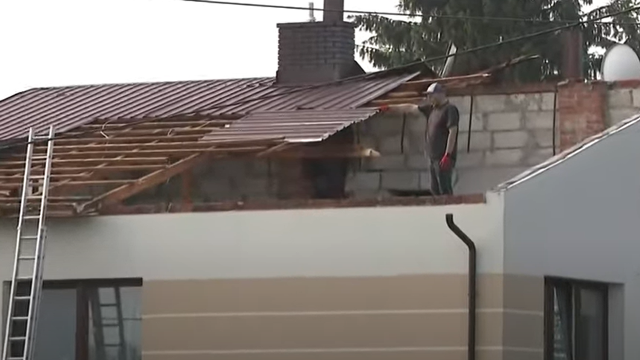 Rreth 30,000 njerëz mbetën pa energji elektrike pas stuhive të forta në jug të Polonisë