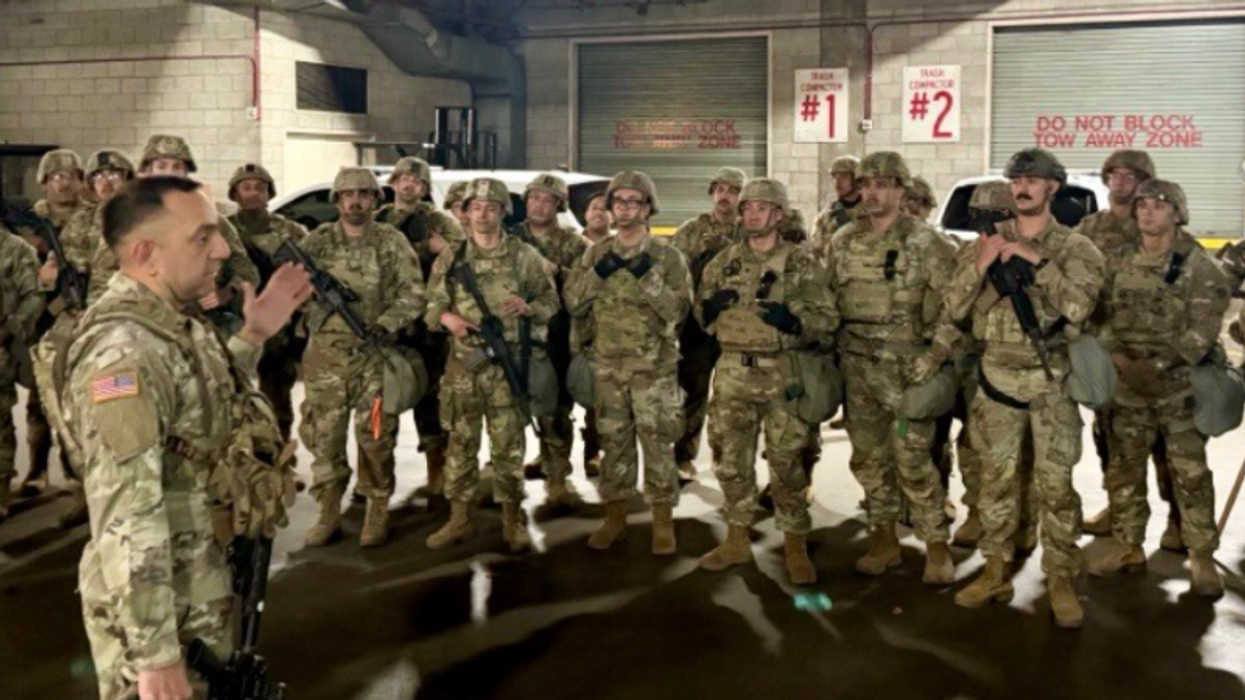 Anëtarët e parë të Gardës Kombëtare arrijnë në Los Angeles