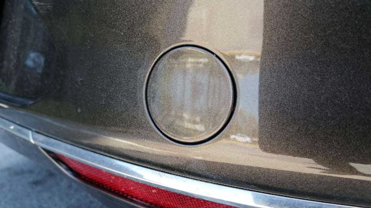 A e dini se për çfarë shërbejnë mbulesat e vogla në pjesën e përparme dhe të pasme të automjetit?