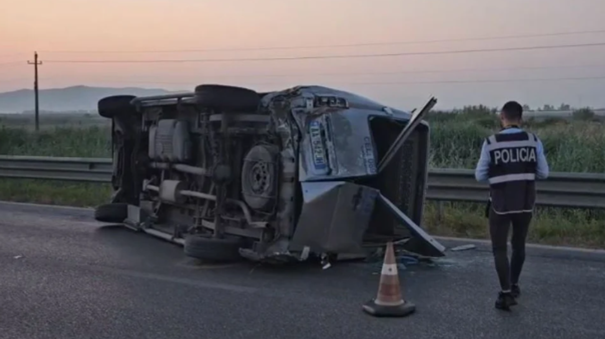 Aksidentohet furgoni me pasagjerë që ishte nisur drejt Aeroportit të Rinasit, shtatë të lënduar - tre në gjendje të rëndë
