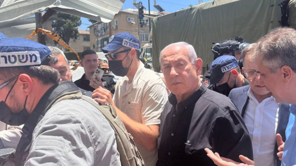 Netanyahu dhe Herzog vizitojnë Bat Yam, pjesën e Tel Avivit që ishte shndërruar në rrënoja