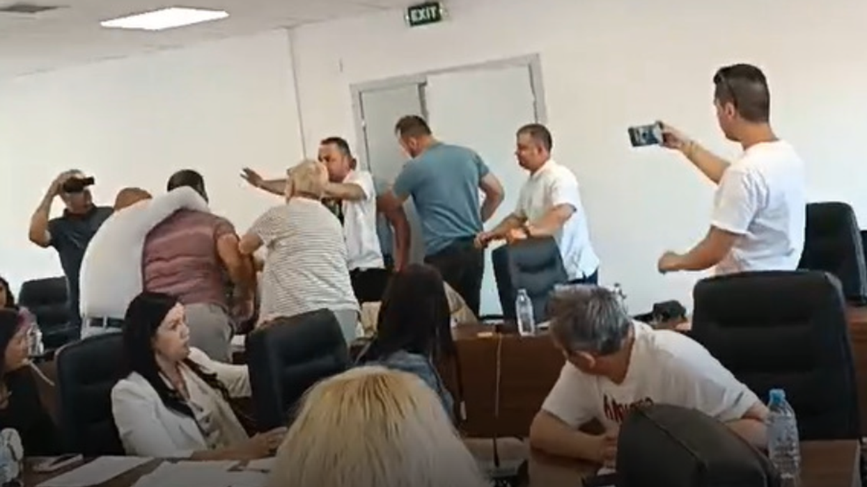 Përplasje fizike në mes këshilltarëve në Komunën e Koçanit