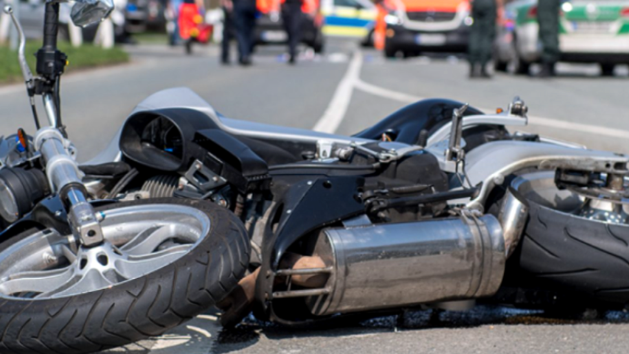 Aksident në mes një kamioni dhe motoçiklete, lëndohet rëndë një 40-vjeçar