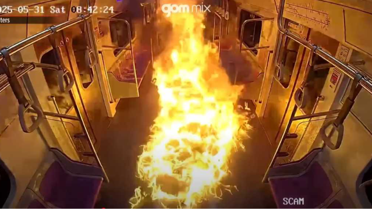 Një burrë i vë flakën vagonit të metrosë në Korenë e Jugut, publikohen pamjet
