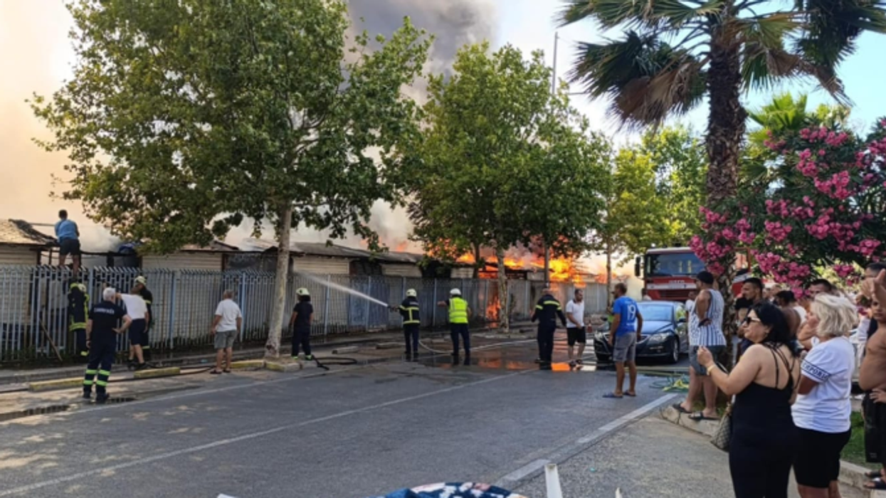 Tregtarët në panik, zjarri shkrumbon tregun e Plazhit në Durrës