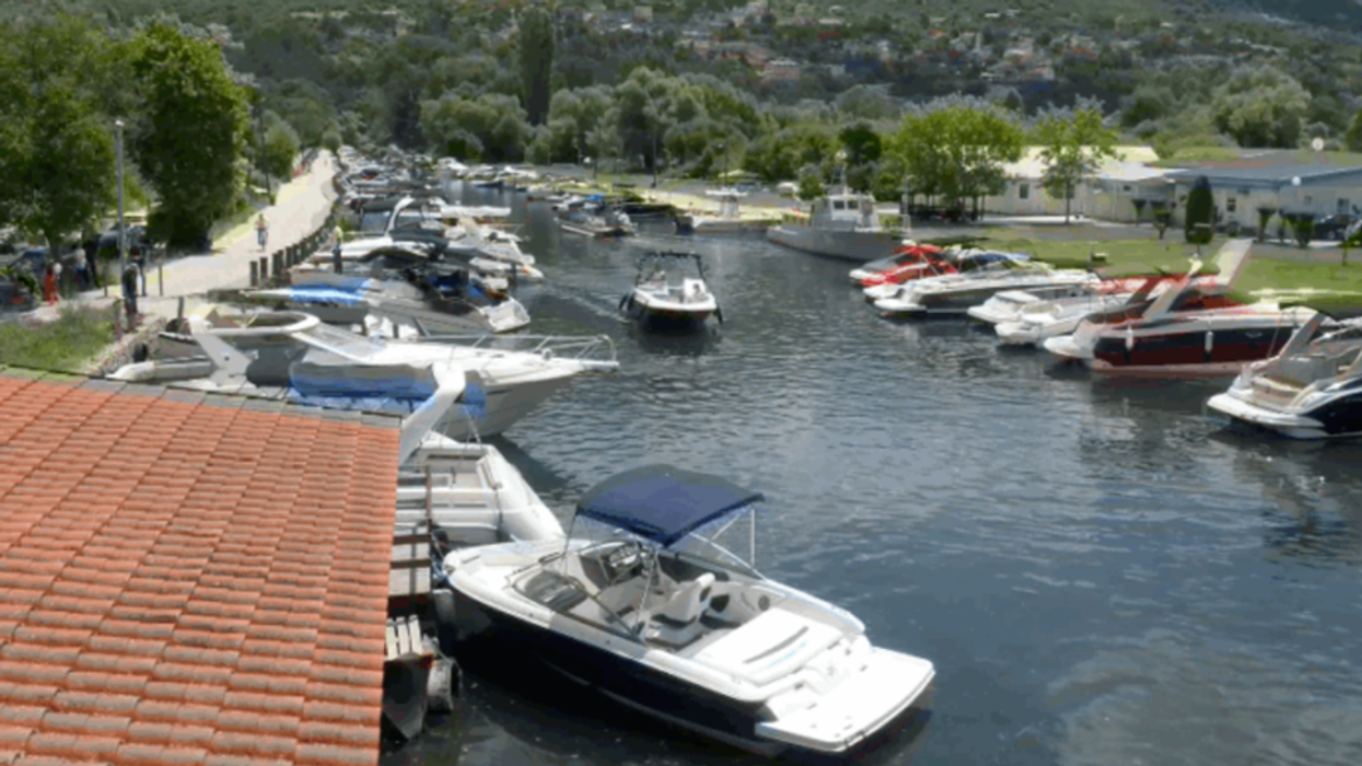 Një fatkeqësi e madhe u shmang dje në Ohër, një motoskaf u përfshi nga flakët