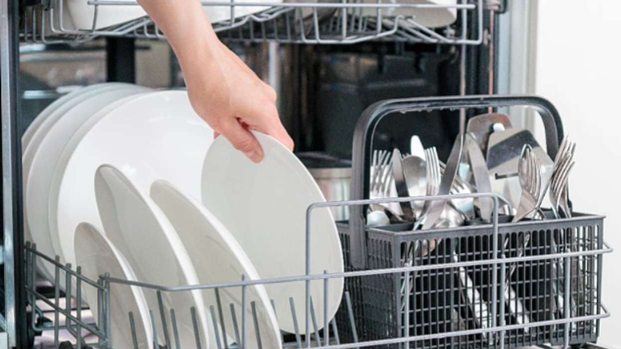 Një gjë që nuk duhet ta vendosni kurrë në raftin e poshtëm të makinës larëse të enëve