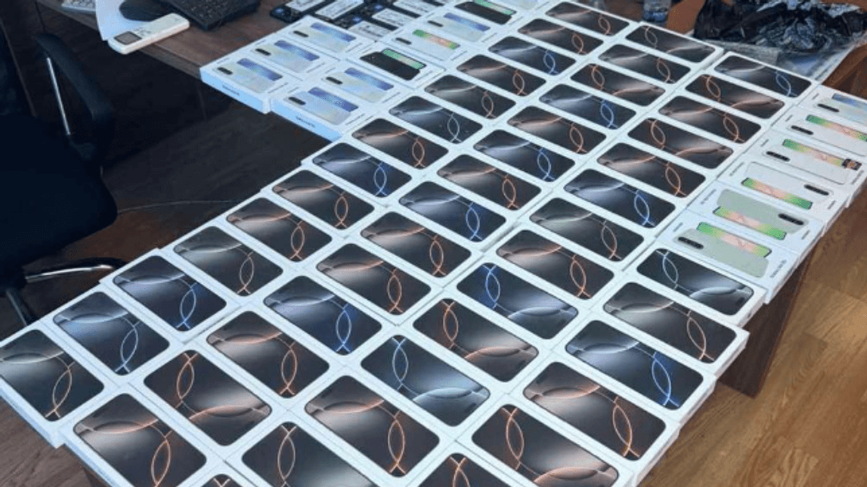 Dogana sekuestron telefona të kontrabanduar në vlerë mbi 64 mijë euro