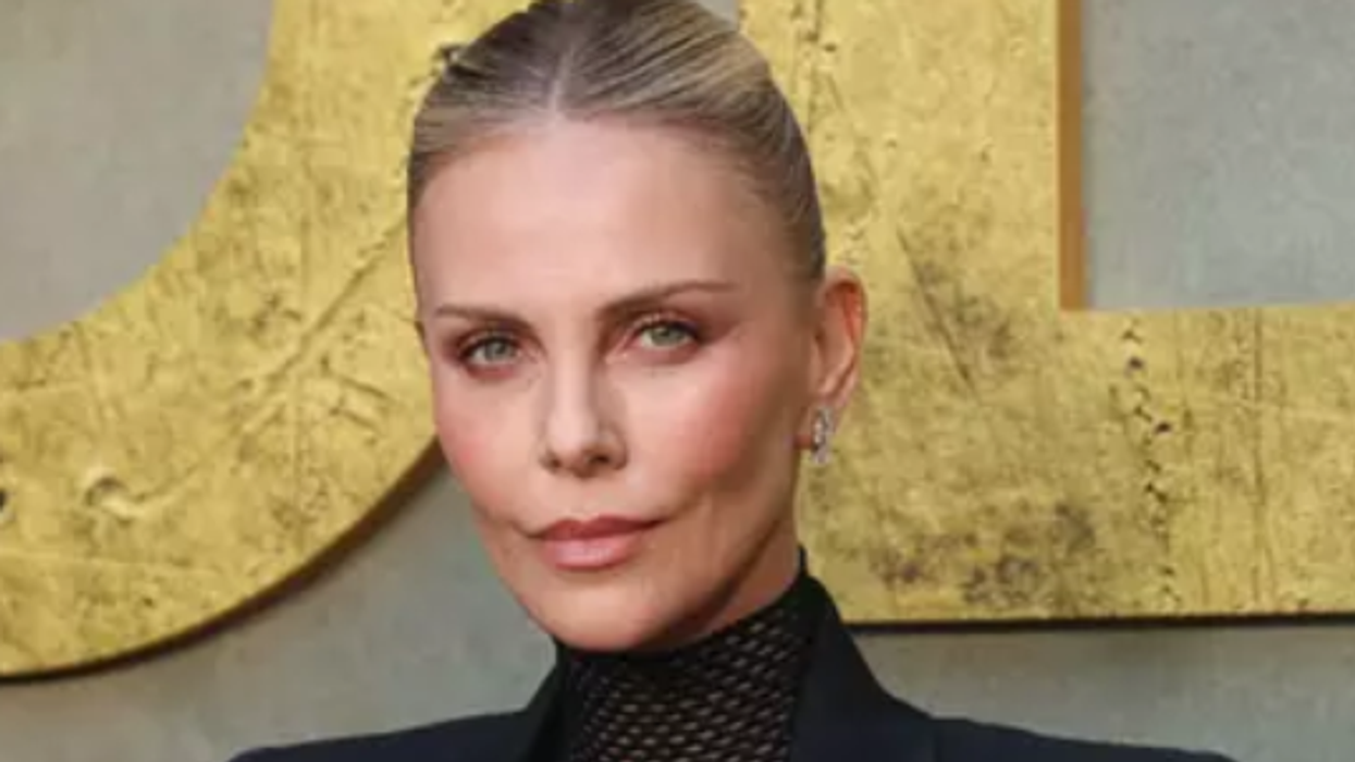 Aktorja Charlize Theron thotë se ka pasur marrëdhënie me një djalë 23 vjet më të ri