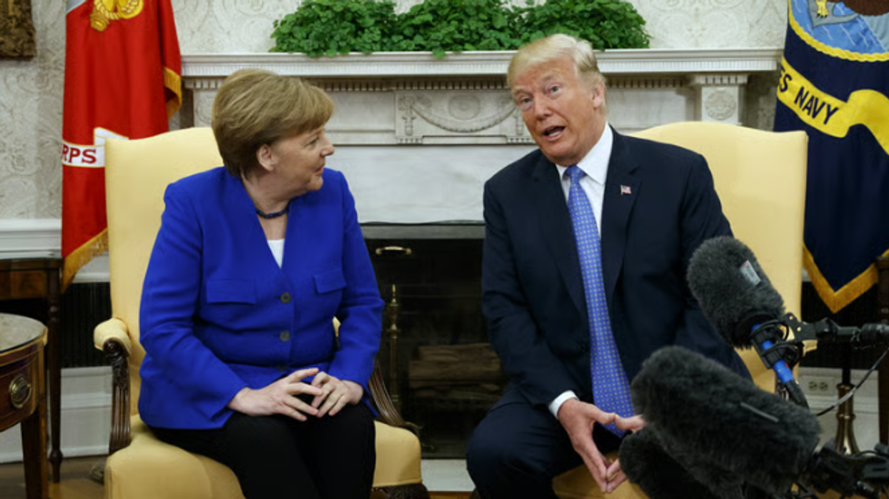 Pse Trump nuk dëshironte t’i shtrëngonte duart me Merkelin?