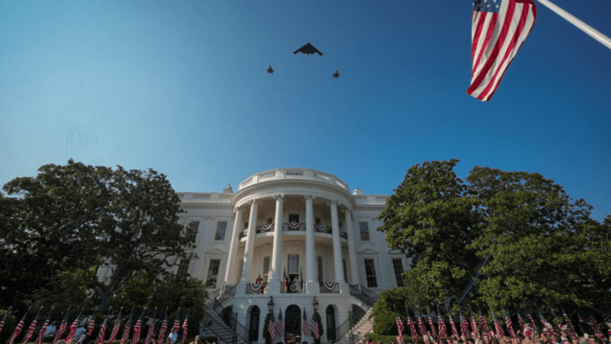 Bombarduesit që morën pjesë në sulmet në Iran, Trumpi i përshëndet nga ballkoni i Shtëpisë së Bardhë