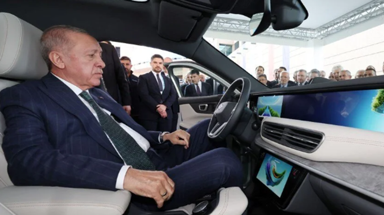 Turqia rrit prodhimin e veturave elektrike, Erdogan teston modelin e ri