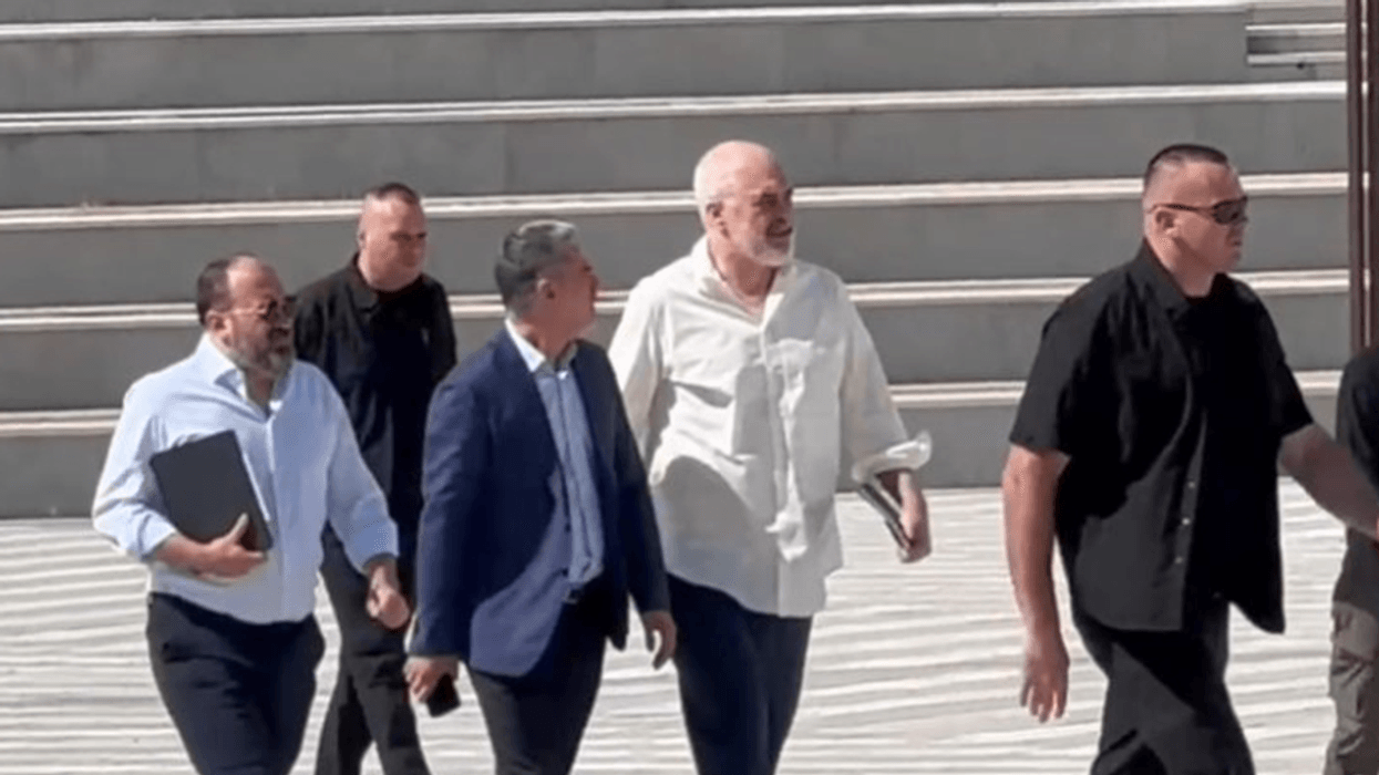 Rama nuk i ndahet Vlorës: Lungomarja është e qytetarëve, bizneset t'i heqin vetë barrikadat