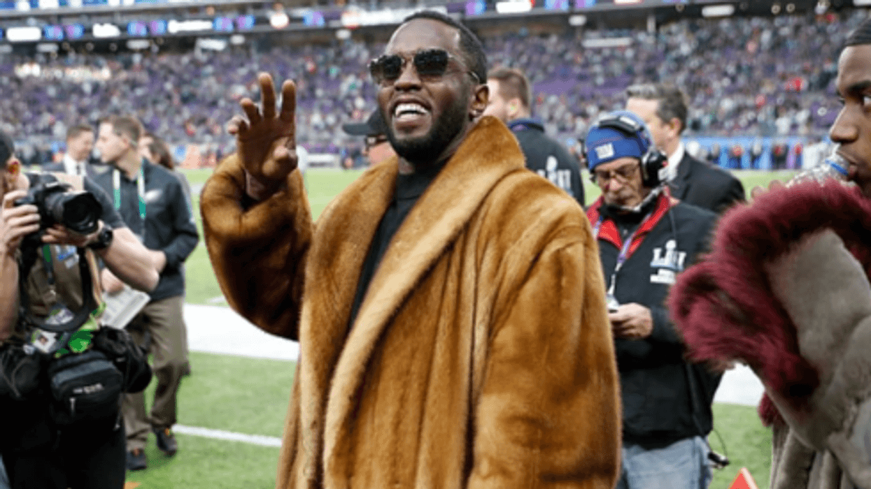 P. Diddy merr duartrokitje pas kthimit në burg, u pa si një ‘shenjë shprese’ pas dënimit të tij