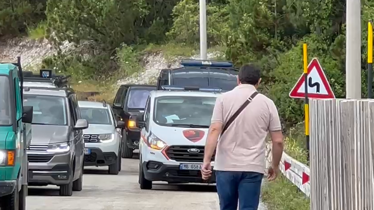 Kundër aksionit të IKMT-së, banorët e Thethit bllokojnë urën në hyrje të fshatit