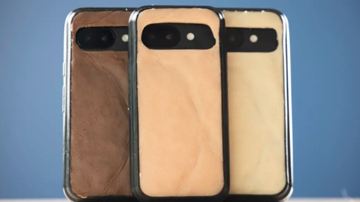 Mbështjellëse e çuditshme për telefon - duket, ndihet dhe digjet njësoj si lëkura e njeriut